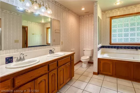 Bath - 12601 Parnell Ln, Fort Smith, AR 72916 photo 3 of 4
