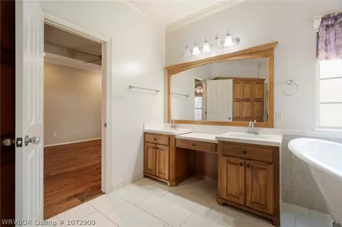 Bath - 5808 Cedar Break Dr, Fort Smith, AR 72916 photo 4 of 5