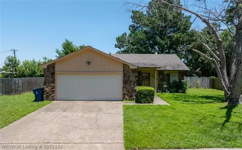 8909 Bryn Mawr Cir, Fort Smith, AR 72908