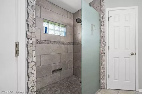 Bath - 8608 Skypark Dr, Fort Smith, AR 72903 photo 3 of 5