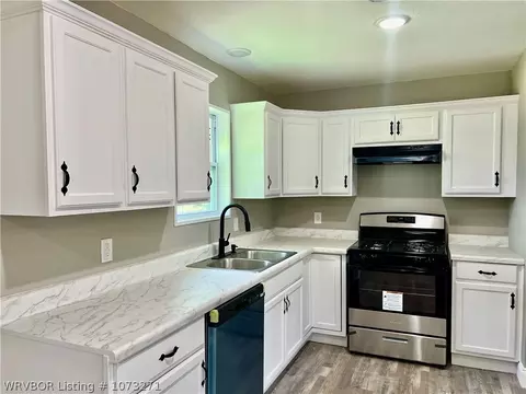Kitchen - 2006 Barbara Ln, Lavaca, AR 72941 photo 4 of 4