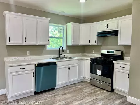 Kitchen - 2006 Barbara Ln, Lavaca, AR 72941 photo 3 of 4