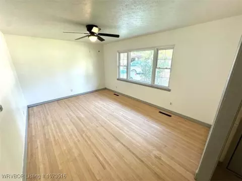 Living - 4 Raleigh Cir, Fort Smith, AR 72901 photo 1 of 2
