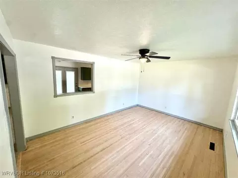 Living - 4 Raleigh Cir, Fort Smith, AR 72901 photo 2 of 2