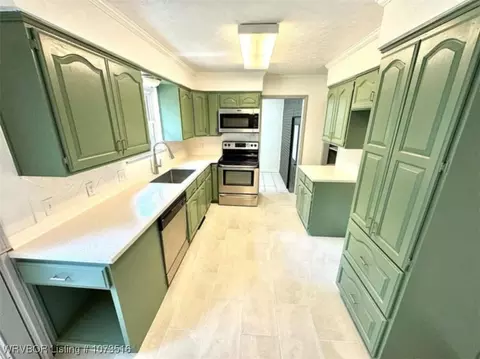 Kitchen - 4 Raleigh Cir, Fort Smith, AR 72901 photo 2 of 3