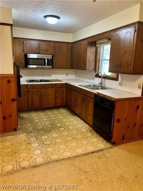 Kitchen - 2815 S 34th St, Fort Smith, AR 72903 photo 2 of 2