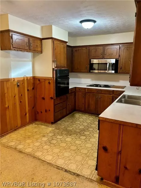 Kitchen - 2815 S 34th St, Fort Smith, AR 72903 photo 1 of 2