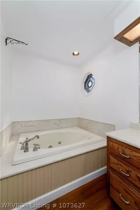 Bath - 4809 Skywood Dr, Fort Smith, AR 72904 photo 3 of 6