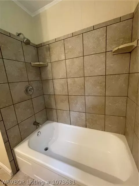 Bath - 909 Pattie Ln, Barling, AR 72923 photo 4 of 7