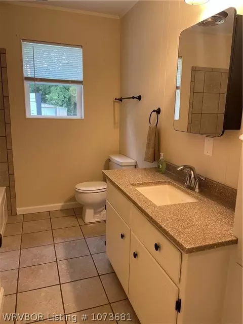 Bath - 909 Pattie Ln, Barling, AR 72923 photo 6 of 7