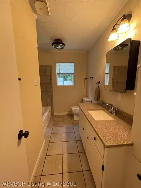 Bath - 909 Pattie Ln, Barling, AR 72923 photo 5 of 7