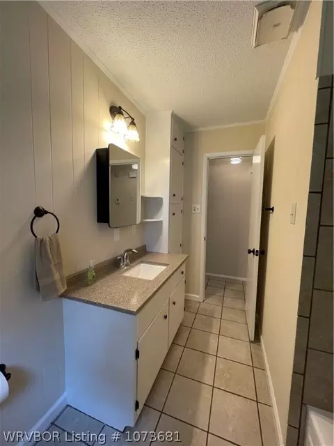 Bath - 909 Pattie Ln, Barling, AR 72923 photo 2 of 7