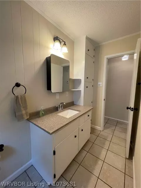 Bath - 909 Pattie Ln, Barling, AR 72923 photo 1 of 7