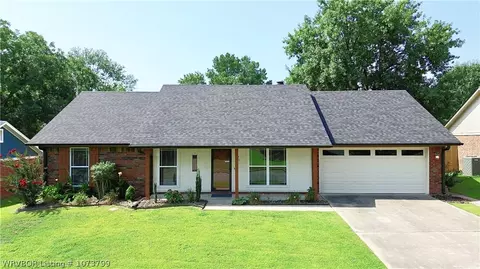 Exterior - 2405 Pine Ln, Barling, AR 72923 photo 2 of 7