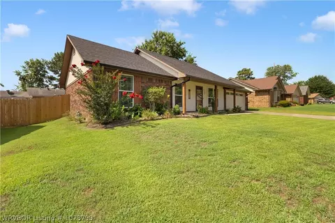 Exterior - 2405 Pine Ln, Barling, AR 72923 photo 5 of 7