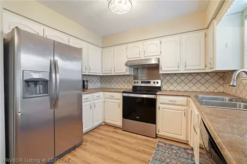 Kitchen - 2405 Pine Ln, Barling, AR 72923 photo 2 of 2