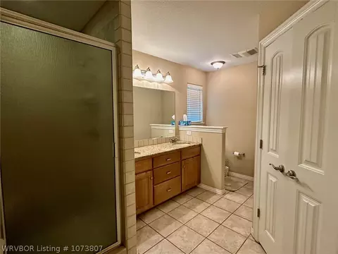 Bath - 2904 Brighton Ct, Fort Smith, AR 72903 photo 2 of 5