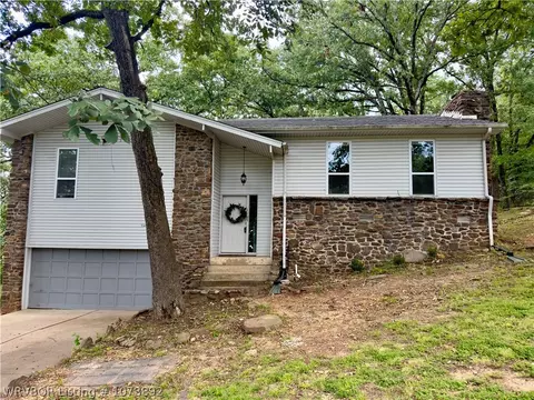 1107 N 21st St, Van Buren, AR 72956