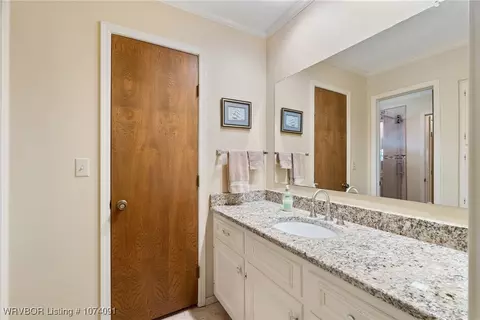 Bath - 10910 Hunters Point Rd, Fort Smith, AR 72903 photo 3 of 5