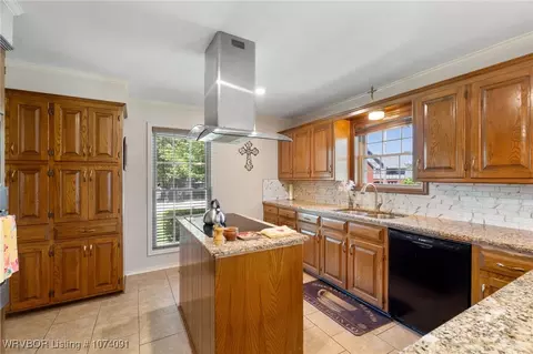 Kitchen - 10910 Hunters Point Rd, Fort Smith, AR 72903 photo 2 of 5