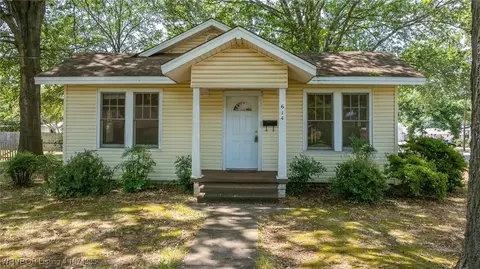 614 N 7th St, Paris, AR 72855