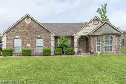 1709 Twin Oaks Dr, Van Buren, AR 72956
