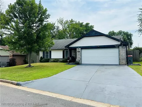 Exterior - 805 N St, Barling, AR 72923 photo 4 of 7