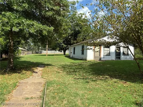 Exterior - 132 N 49th St, Fort Smith, AR 72903 photo 3 of 4