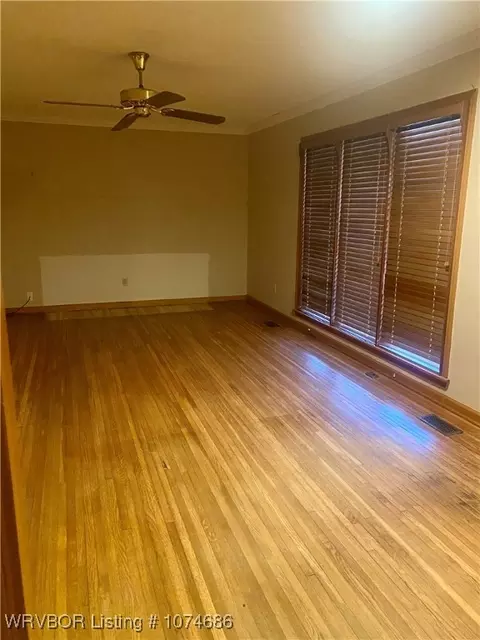 Living - 641 Old Hackett Rd, Greenwood, AR 72936 photo 1 of 1