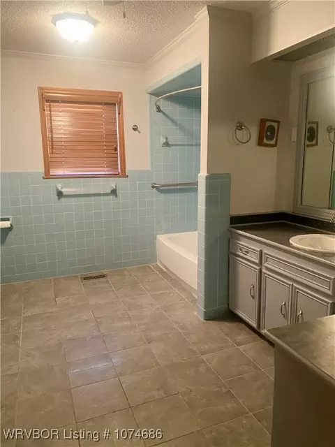 Bath - 641 Old Hackett Rd, Greenwood, AR 72936 photo 2 of 2