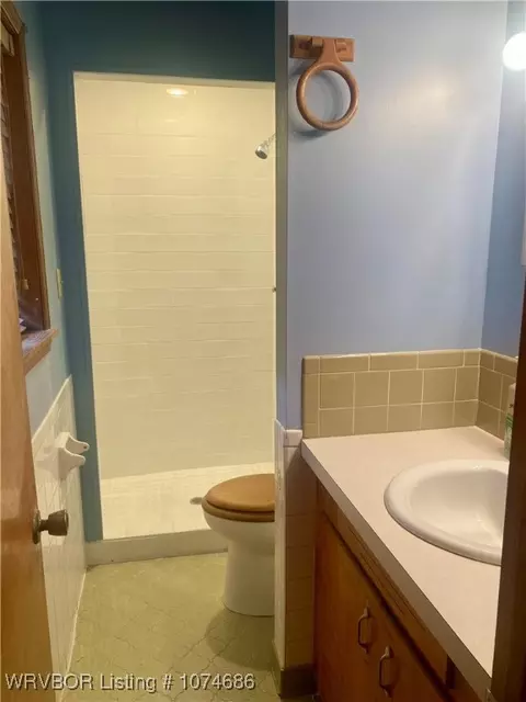 Bath - 641 Old Hackett Rd, Greenwood, AR 72936 photo 1 of 2