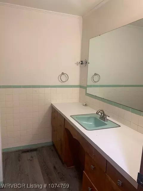 Bath - 4307 S 21st St, Fort Smith, AR 72901 photo 1 of 4