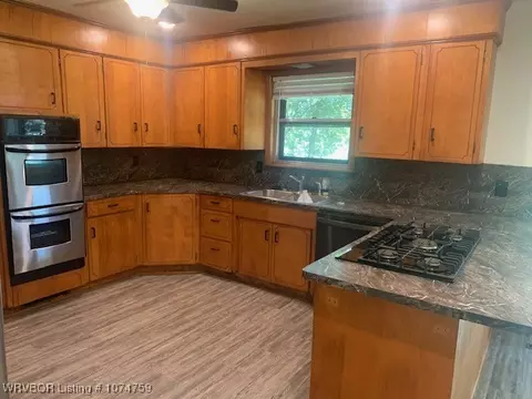 Kitchen - 4307 S 21st St, Fort Smith, AR 72901 photo 2 of 4
