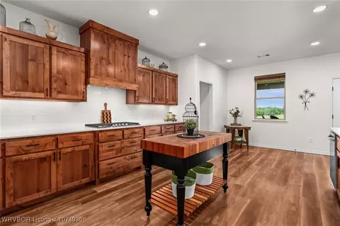 Kitchen - 6300 New Hope Rd, Hackett, AR 72937 photo 3 of 4