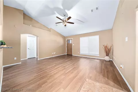 Living - 604 Dugan Mill Cir, Fort Smith, AR 72908 photo 2 of 6