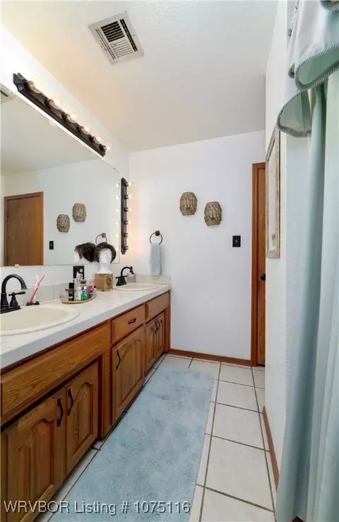 Bath - 474846 E 1007 Rd, Muldrow, OK 74948 photo 3 of 3