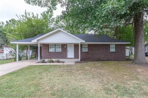 105 Mckeen St, Paris, AR 72855