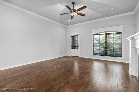 Living - 5508 Thomas Rd, Fort Smith, AR 72916 photo 2 of 4