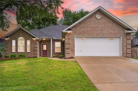 404 Saddlebrook Dr, Bentonville, AR 72712