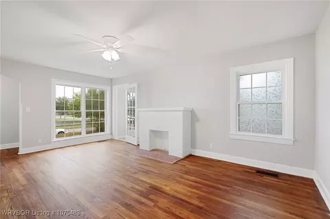 Living - 1003 S 22nd St, Fort Smith, AR 72901 photo 1 of 5