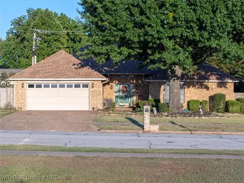 10305 Jenny Lind Rd, Fort Smith, AR 72908