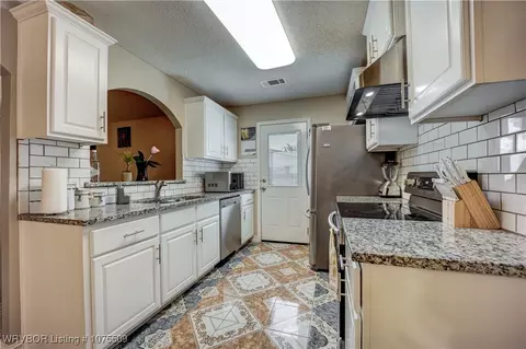 Kitchen - 1103 12th Ter, Barling, AR 72923 photo 1 of 2