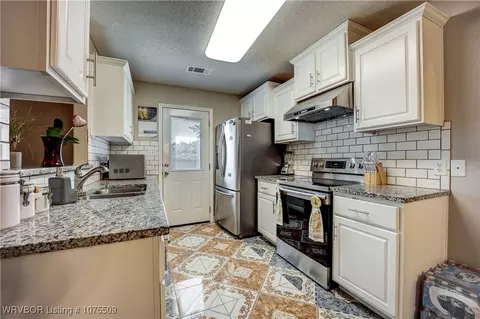 Kitchen - 1103 12th Ter, Barling, AR 72923 photo 2 of 2