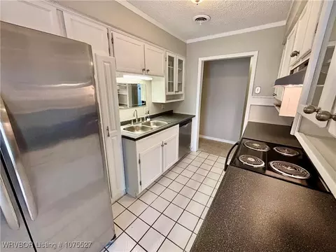 Kitchen - 1414 12th Cir, Barling, AR 72923 photo 2 of 4