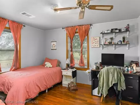 Bedroom - 40343 Old Pike Rd, Howe, OK 74940 photo 2 of 2