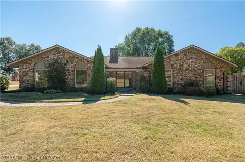 310 Briarwood Ct, Russellville, AR 72801