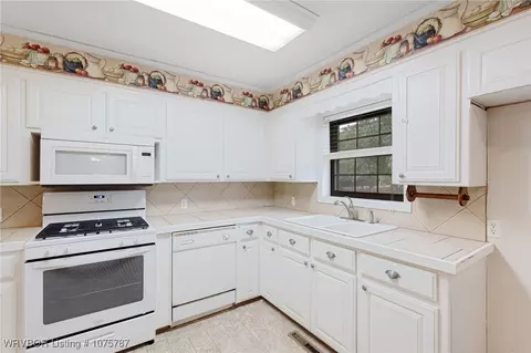 Kitchen - 2109 Highway 255, Lavaca, AR 72941 photo 2 of 3