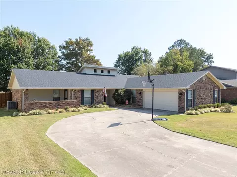 3009 S 104th St, Fort Smith, AR 72903