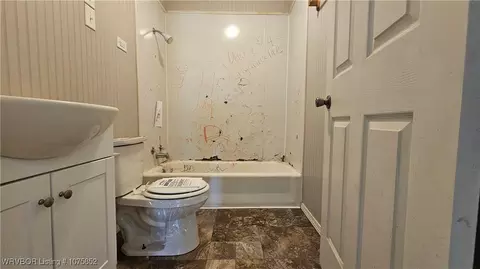 Bath - 907 Maple Ave, Mena, AR 71953 photo 1 of 2