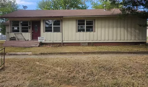 907 Maple Ave, Mena, AR 71953